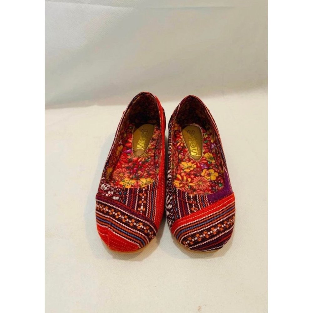 Brand New Youth Girls Size 12 or 1 Red Multi Striped Dress Flats